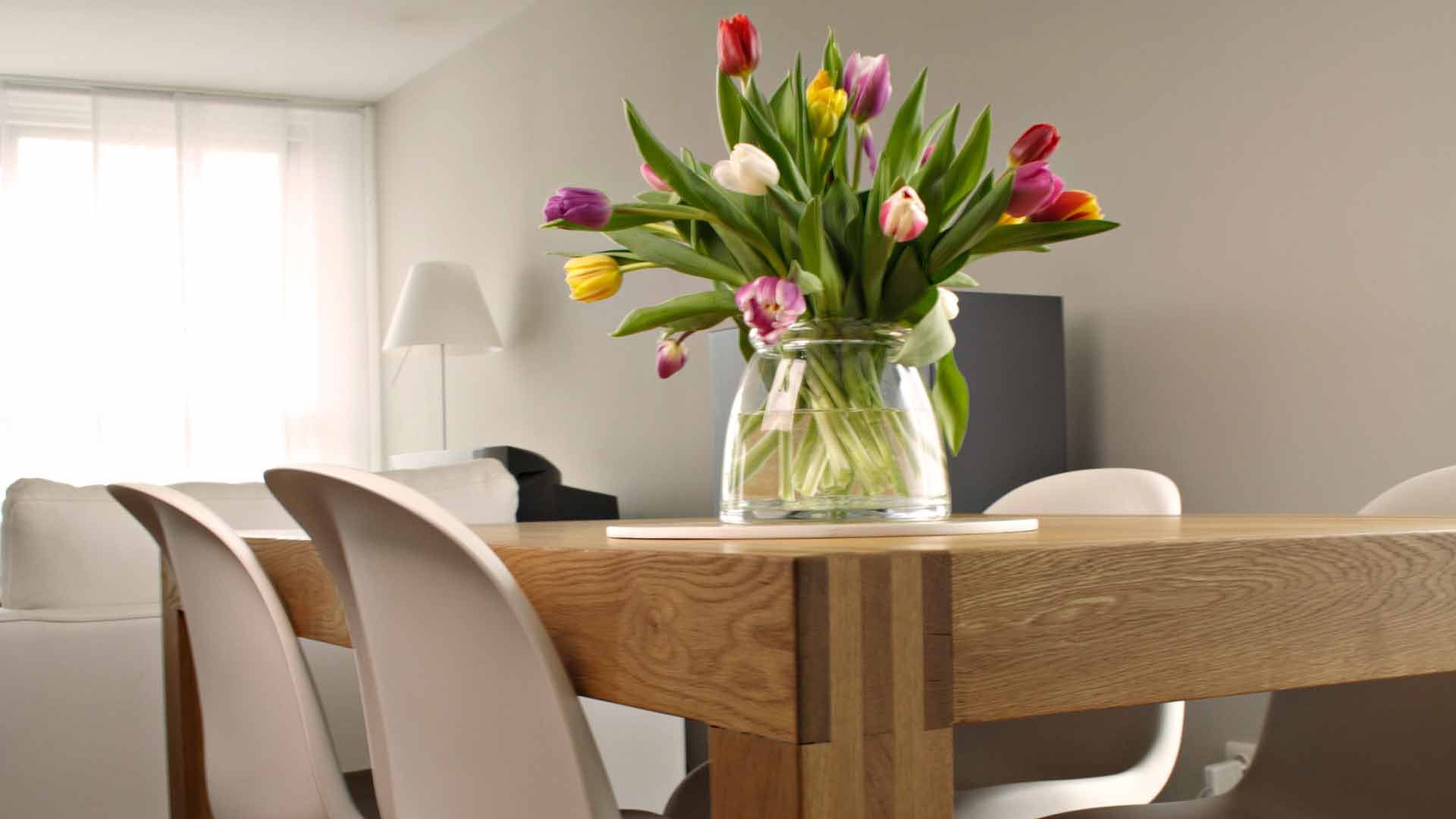Тюльпаны в интерьере. Вазы с цветами в интерьере. Цветы в вазе на столе. Ваза с цветами на кухонном столе.